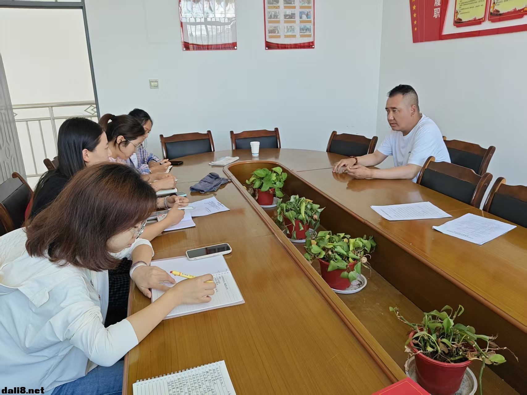 在大理下龙龛村委会座谈